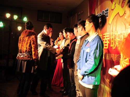 為優(yōu)秀員工頒獎 為優(yōu)秀員工頒獎