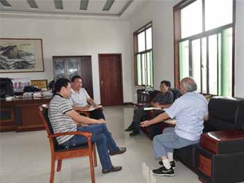 青島重工集團(tuán)王工和采購部部長(zhǎng)來魯磁科技洽談業(yè)務(wù)