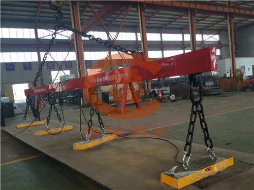 【為您解決】鋼板太長(zhǎng)太薄怎么吊？用上電永磁吸盤(pán)起重器就穩(wěn)了！