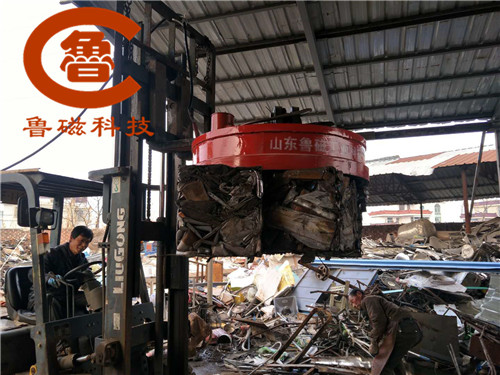 叉車加裝起重電磁鐵 搬運難題迎刃而解