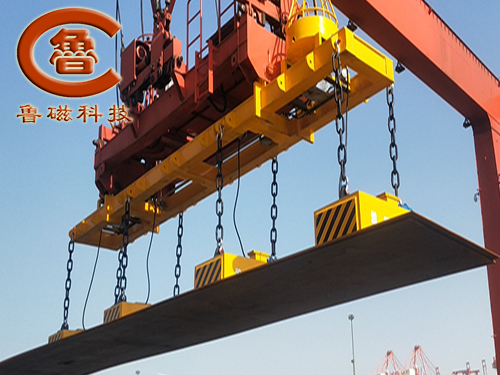 一個(gè)按鈕就能遙控吊鋼板起重電磁鐵真是省時(shí)省力